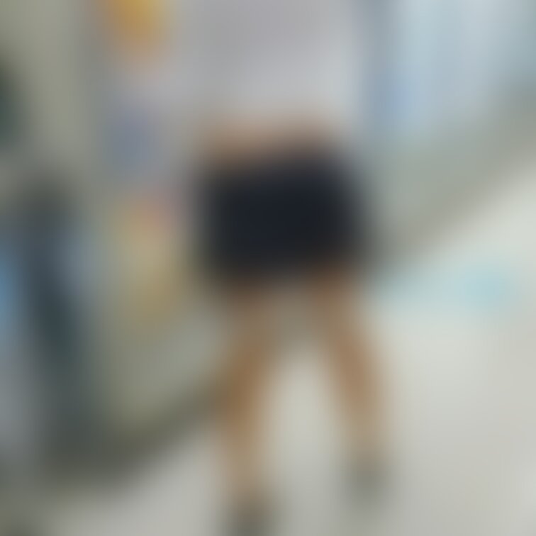 ノーパンノーブラでこの服でコンビニでジュース買ってきました✌️
コンビニの後は別のお店へ