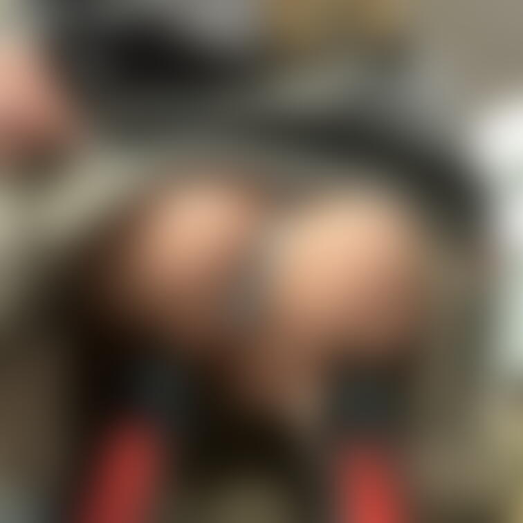 むっちんむっちん💕覗き風ですこしはみ出たおけけとマン肉たっぷりショット💕