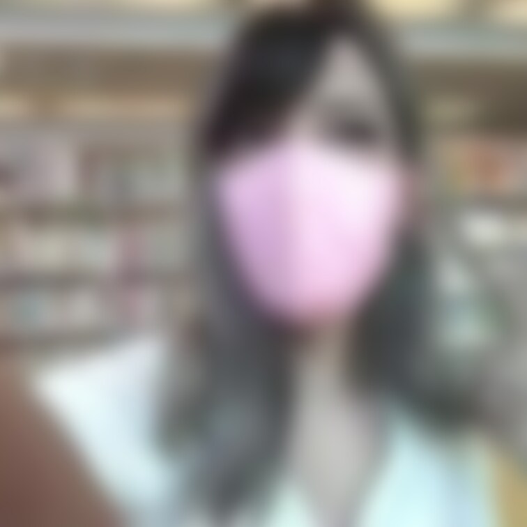 周りに人たくさんいるのにクチュクチュ♥️卑猥な音を響かせてます😳絶対みんなに聞こえてるよね…🥹聞こえるようにやってんだけ