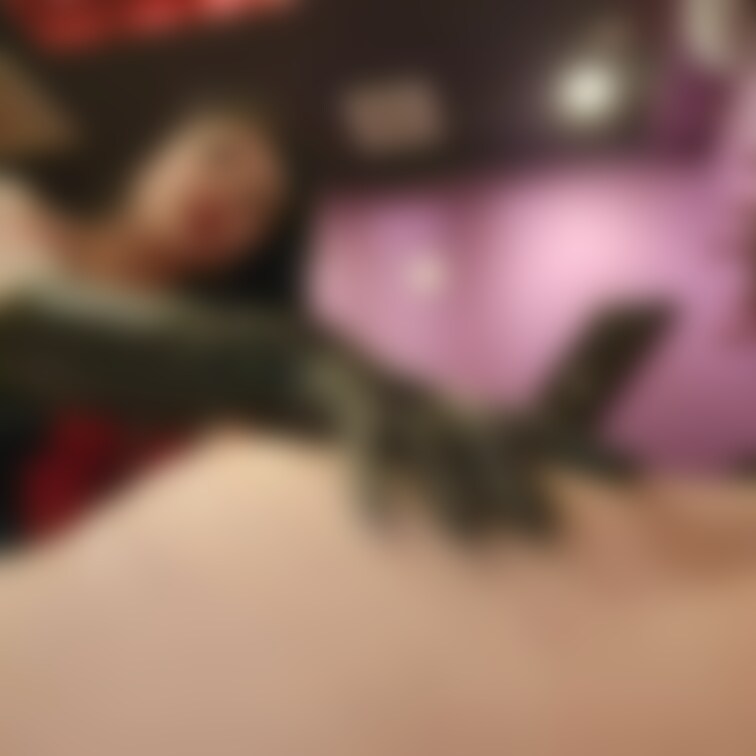 レザーグローブでくすぐり