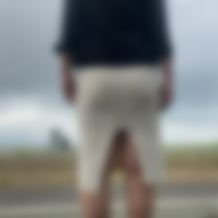 deens妻のセクシー野外露出ムービーです
超希少なめくりあげぇ　ムチムチしたお尻もばっちり納めています👌前からもお世