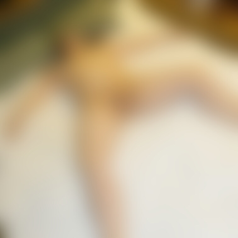 半分意識を失って脱力状態の写真です。たぶん3回目が終わった後だと思います。ガニ股はかなり恥ずかしいですね。。。かなり回復