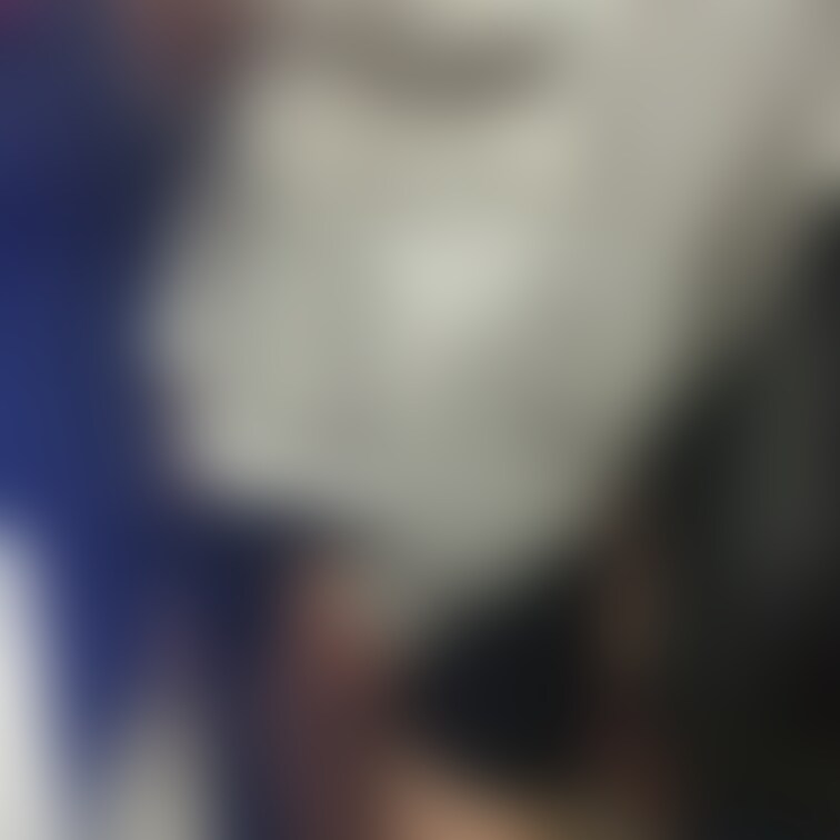 アダルトコーナーで
チカンされる巨乳OL
男性たちは争うように
割れ目に手が伸びていく‥