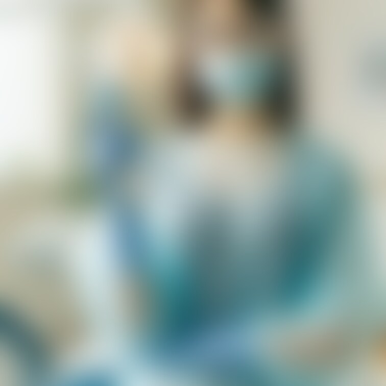 搾精処置をする為に電マを持つ歯科医師