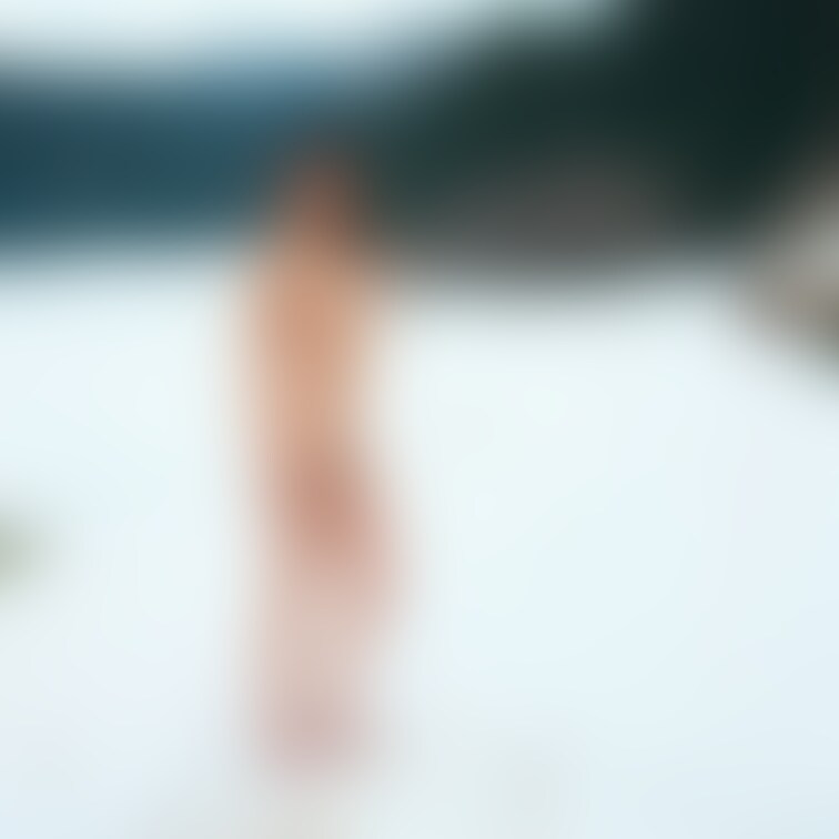 暑いから
涼しそうな写真を(笑)

雪の中での熟女ヌード！

これはレアだね。