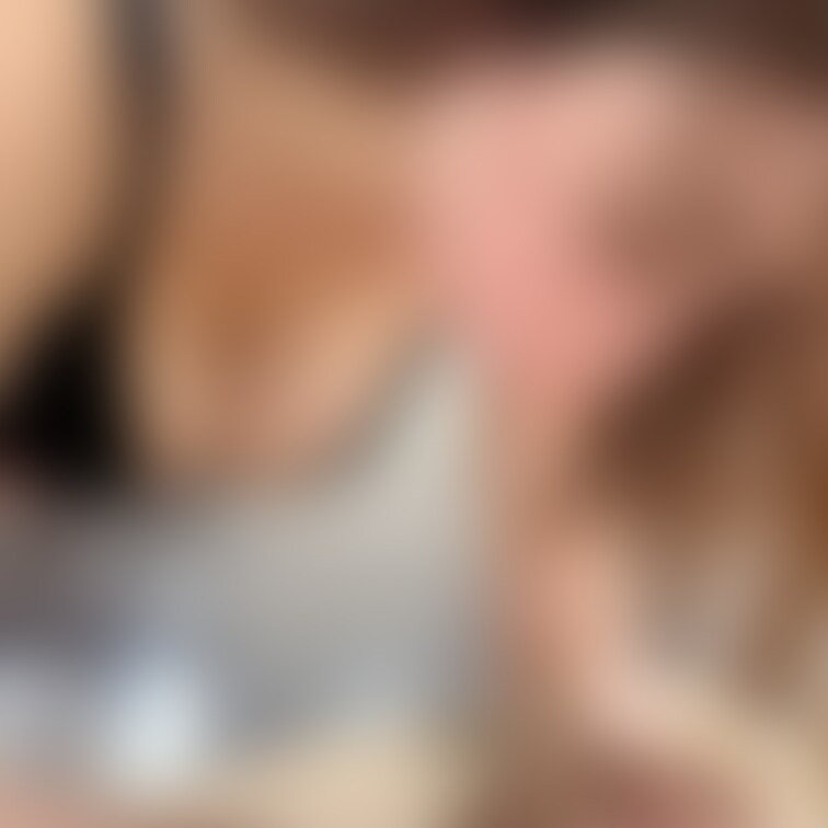 ハミ出てしまっている美女。