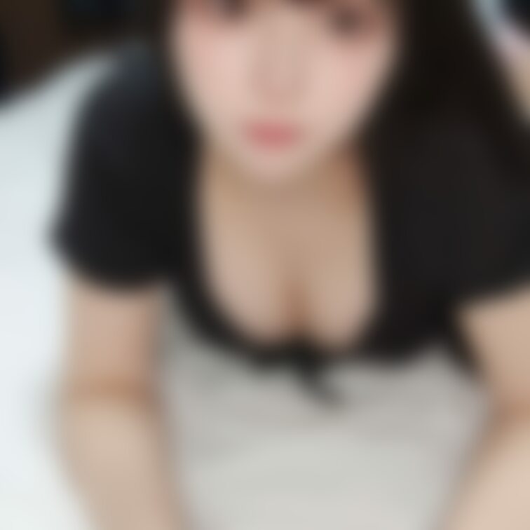 ゲームをしている最中にちょっかいをかけられちゃった🥺

電マ当てられたりいたずらされて最終的には…

ゲーム好き