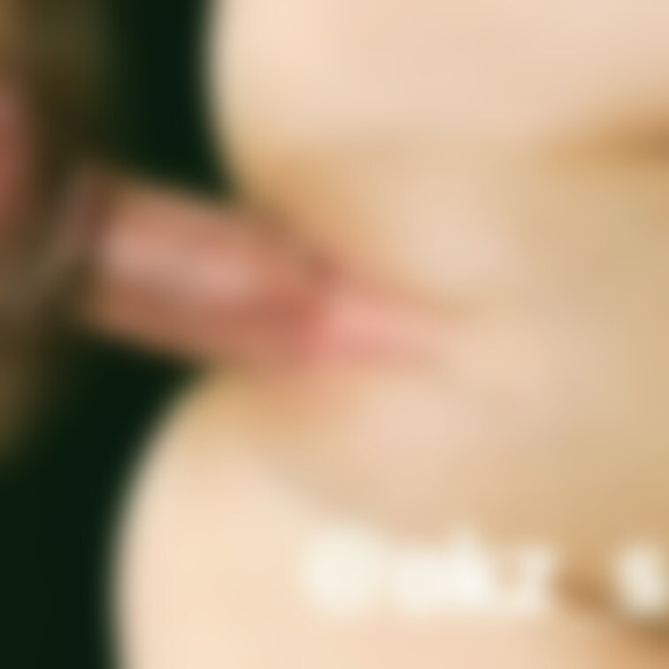 バックで挿入
奥まで突いてもらいました