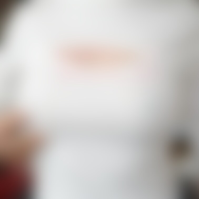 かなり前の写真になりますがノーブラ胸あきのインナーを着たしろです。
寄せると本当に大きさがよくわかると思います♪
乳