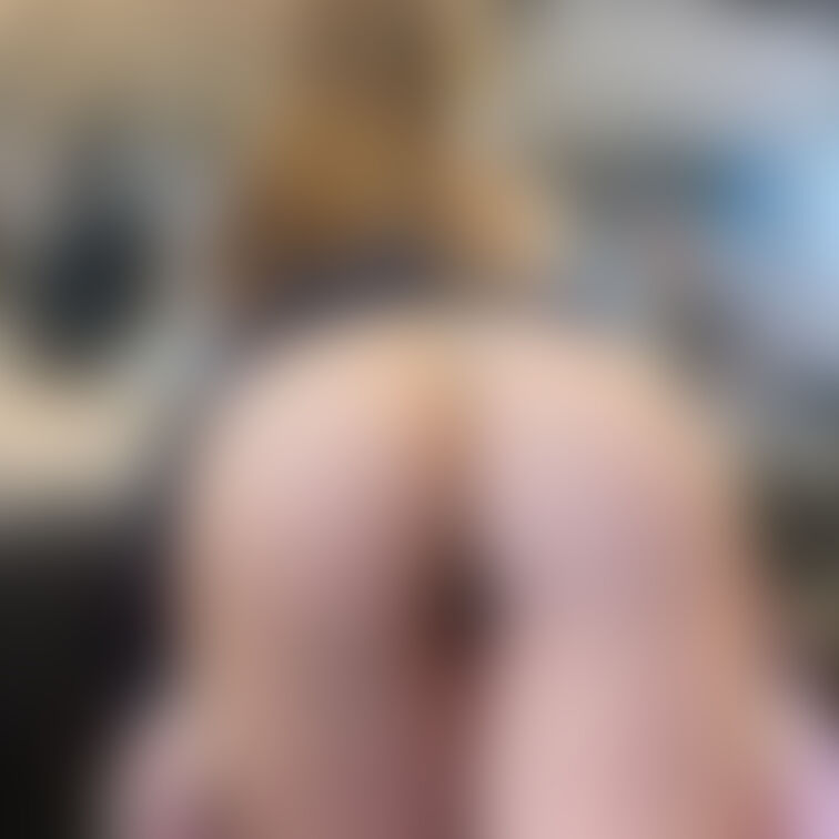 お尻丸出しver.︎💕︎🍑

実はTバック履いてるの☺️
いつでも触られていいように😏✨

おま○このスジにそ