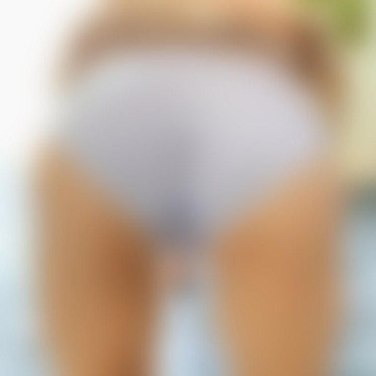 使用済み下着の購入者さんに向けて、ちゃんと履きましたのポーズ！