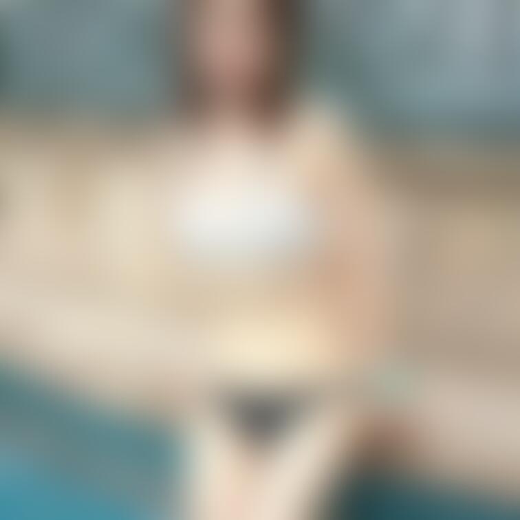 妻クリンの水着姿！昨年のです❣️
自分的にはウエスト横から秘部へ向かう2本の筋肉ラインがエロを感じます。ラインに沿って