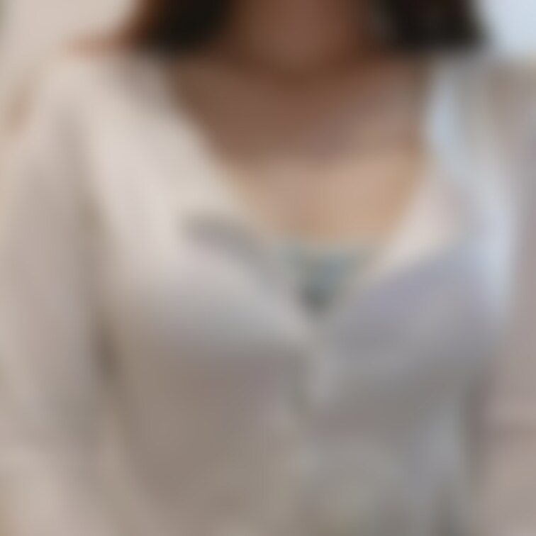 カーディガンの中
はち切れちゃいそう