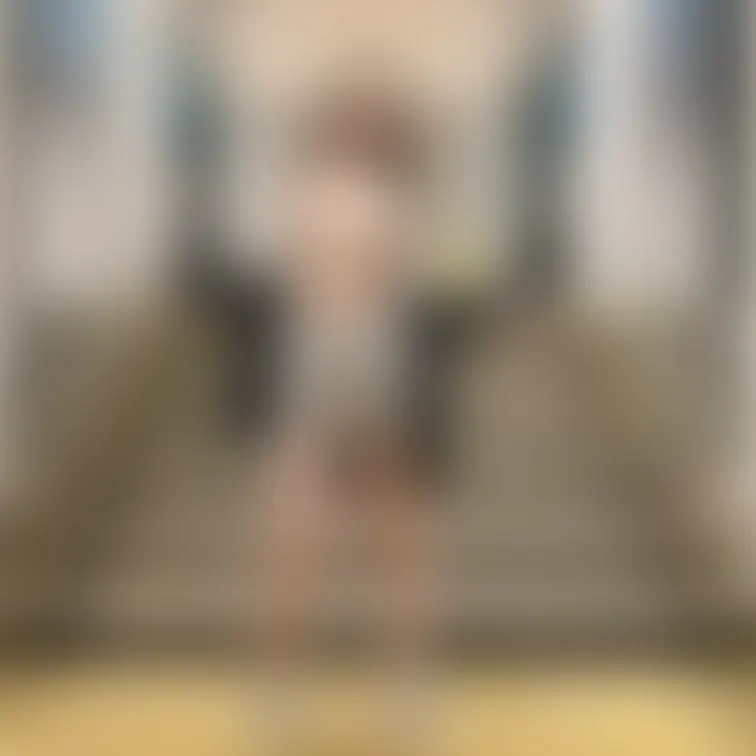 建物の正面玄関で🥰