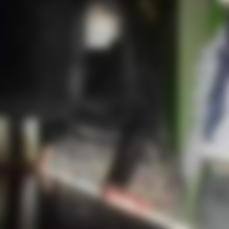 [音量注意] 映画を見に行ったのに何故か帰りが遅い---
っと男性２人に触られているシーンが動画で送られてきた。　