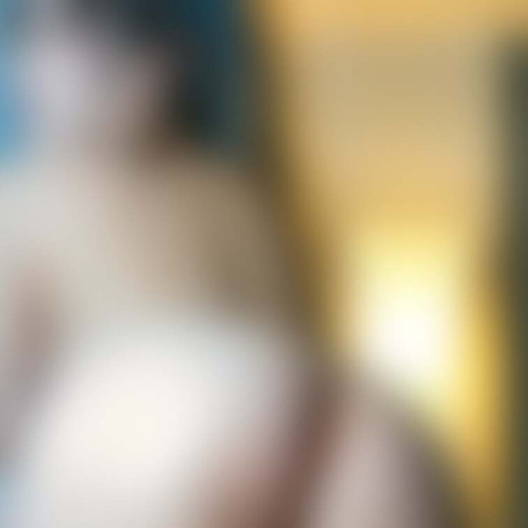 おしり、どーん！
潰しちゃうぞっ🍑

写真集を商品のところで販売中なので
ぜひみてもらえたら嬉しいです☺️💕
