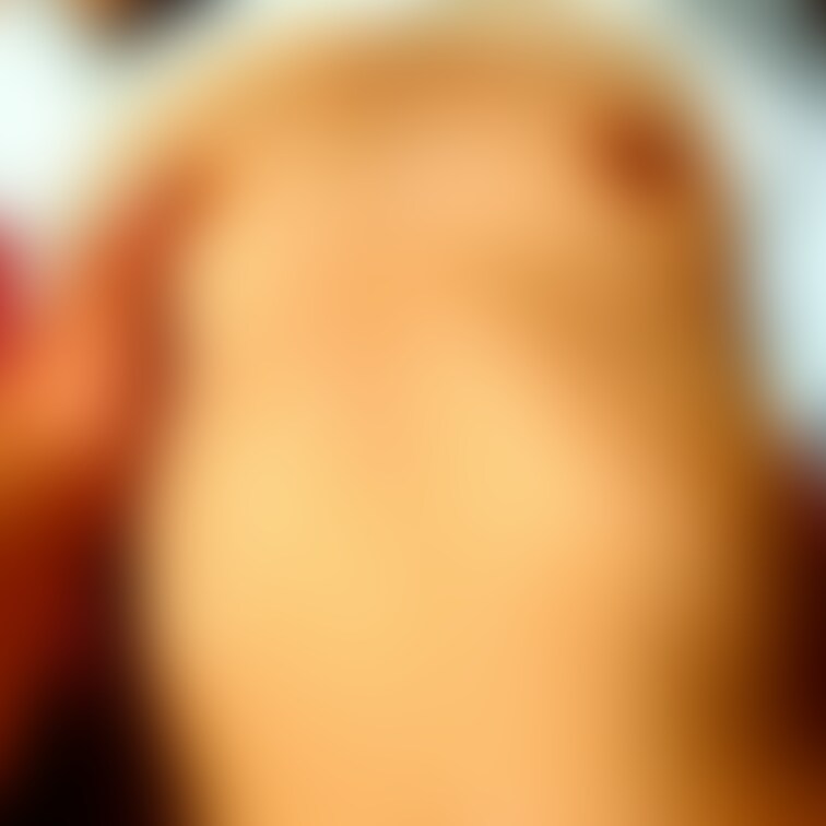 寝そべってた【レミ】の乳首にちょっかい出しちゃいました　　　　　　　　　　　　　　　　　　　　　　　
感じて濡れてきた
