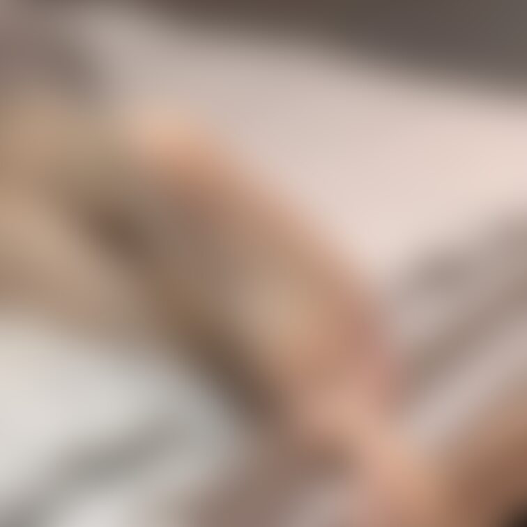 ベッドでくつろぐ足裏2