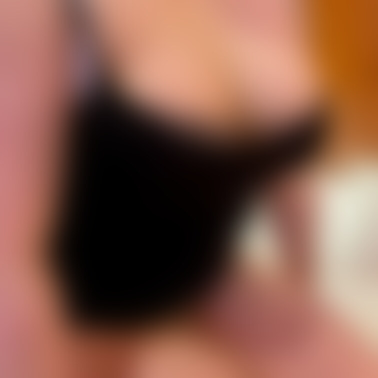 ムチムチの子は下乳、ワキ、太もも付け根、膝裏など必ず汗ばんでますのでチェックして匂い嗅ぎます。