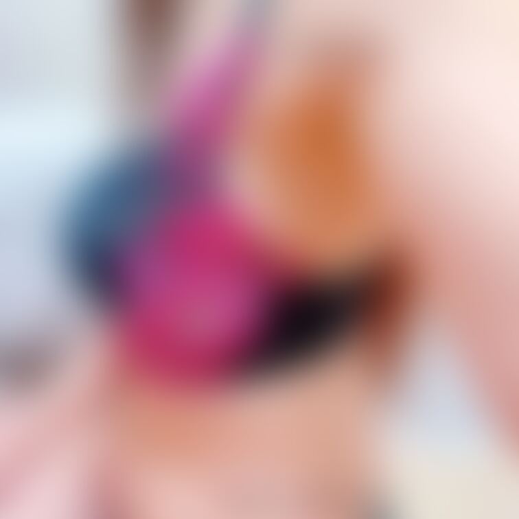まだお腹よりおっぱいの方が大きいよね？🥹
ギリかな😂

おはよう💕
旦那がまだいるから動画が撮れないよぉ🥲
ほ