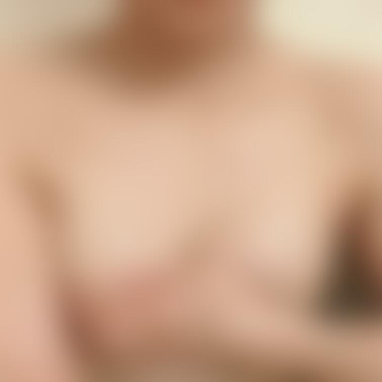 これはTwitterにのせたやつ
肩が誤魔化されてるし、くびれがあるように見えるし、口元エロそうだから気に入ってるw🤭