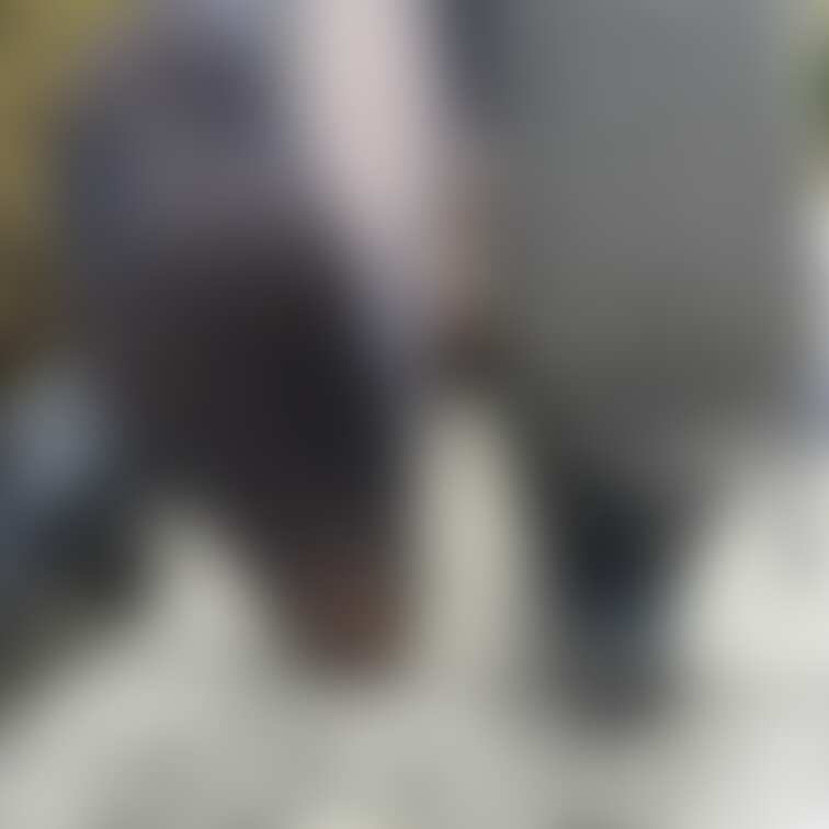 20代前半のOLさんのパンプスと黒ストッキングの足です。