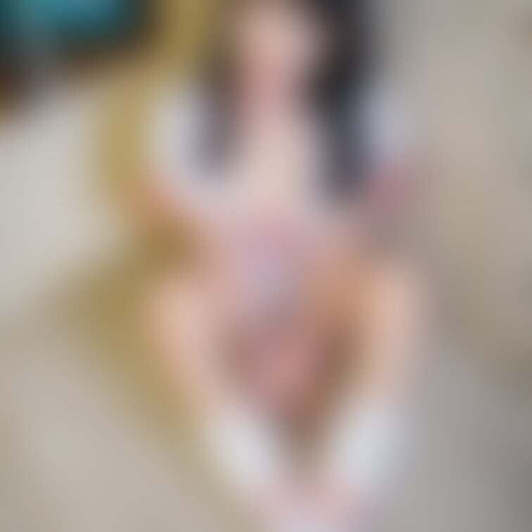 茜ナツキさん

以前、同じくらい胸が開いた服で歩いていたら
すれ違ったお○○○さんにガン見されていた
そんなナツ