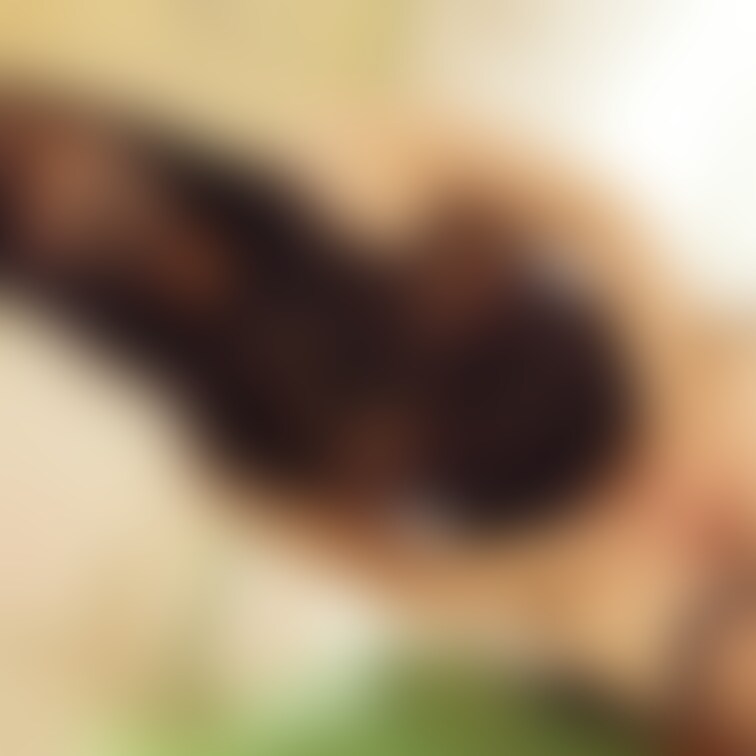 むっちりボディの愛理さんに黒いランジェリー着てもらったところ…むちゃくちゃ似合ってる、というかエロい。
こんなエロボデ