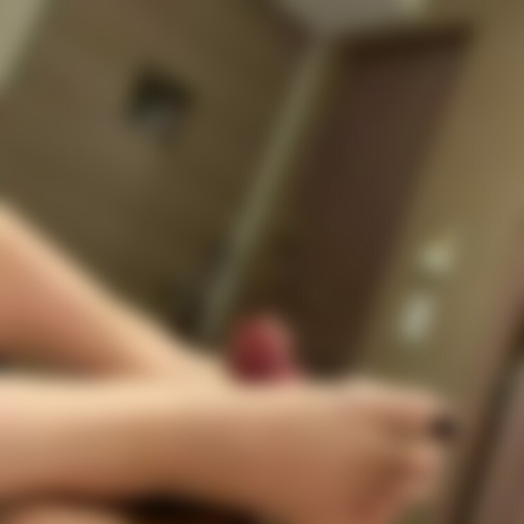 足でいじめられるのが好きなM男くん
