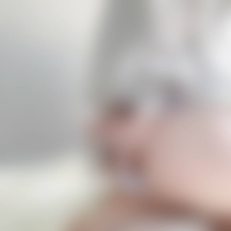 自分でくいっとして割れ目が見えちゃった…///

可愛いTバックだから履いたままずらして挿れてもらおうかな♡

