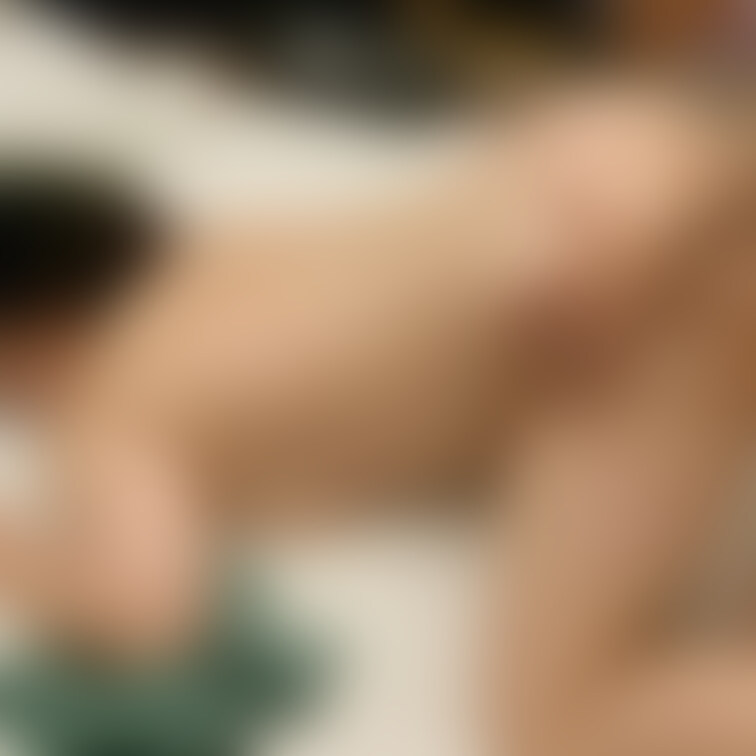 気を失ってる間に3人の男性がバックで出してくれたみたいです。反応なかったみたいだし、私はまったく憶えていません。あそこは