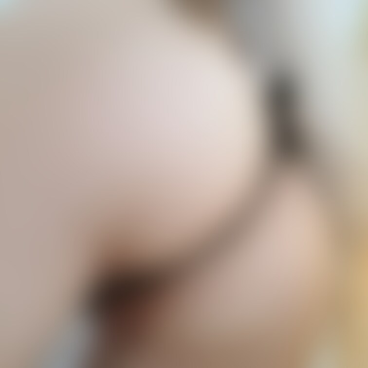 穴あきぱんつの後ろは…
リボン付きのTバック🤭💞
下からすぎてリボン見えないね…笑
紐ズラして挿れてね?