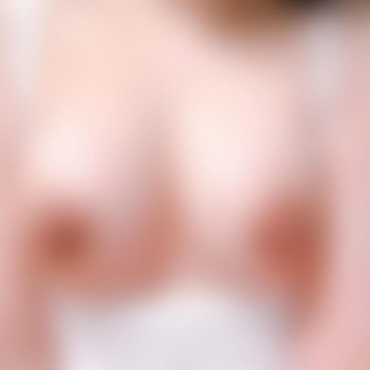 キャミソールからおっぱい丸出しにしたの。これで宅急便受け取りたいな。。