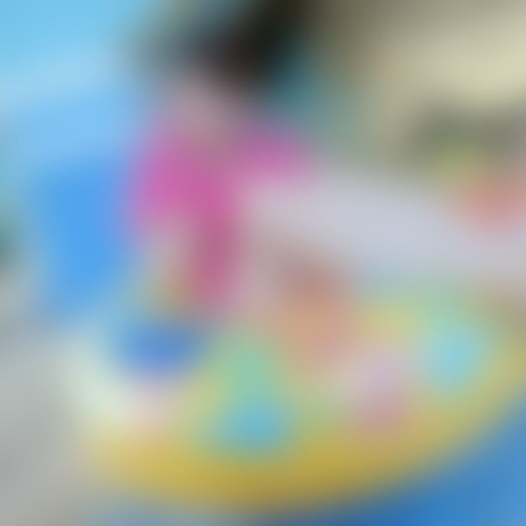 水着適当にー
浮き輪にはまってます(*´°`*)