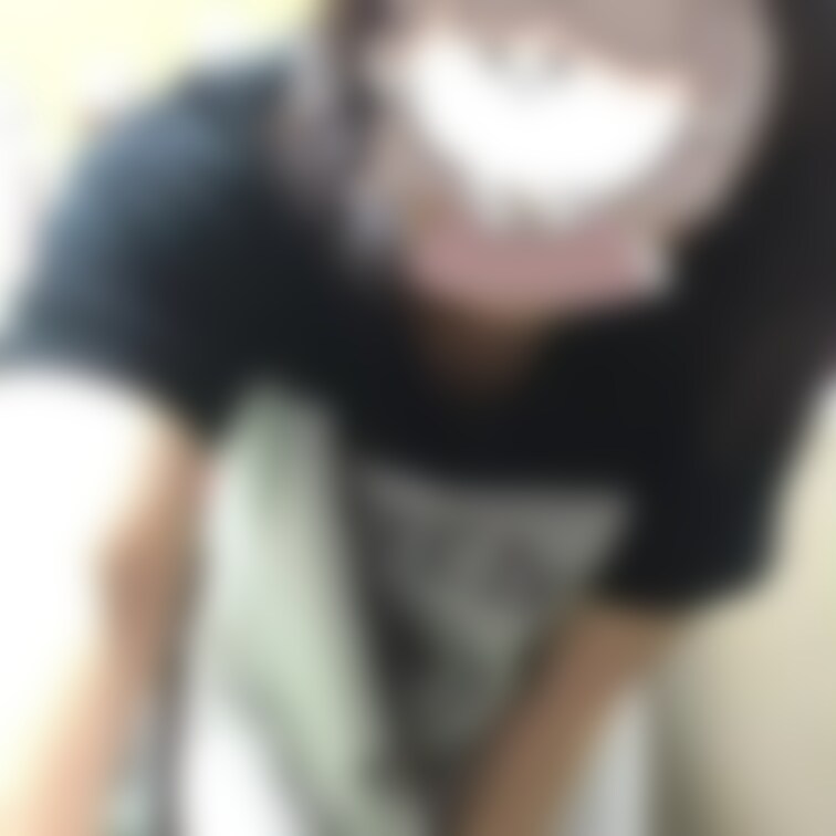 パジャマから着替えるところを動画撮ってみました🎀
恥ずかしかったですが着替えているところ見て興奮してくれると嬉しいです