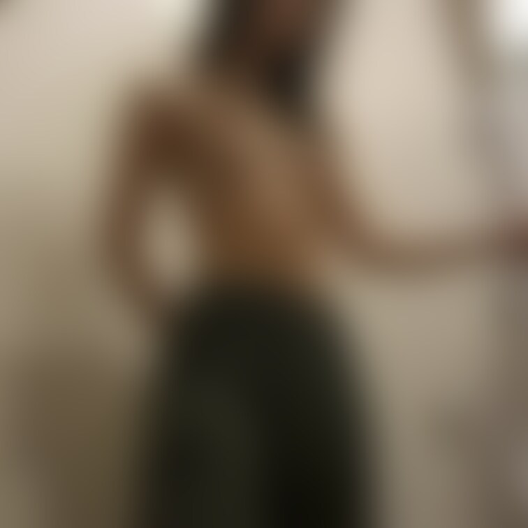試着室の中
※すべての登場人物は○○○生成した架空の人物で20歳以上で
※その他の風景、ロゴ、生き物、物品も含