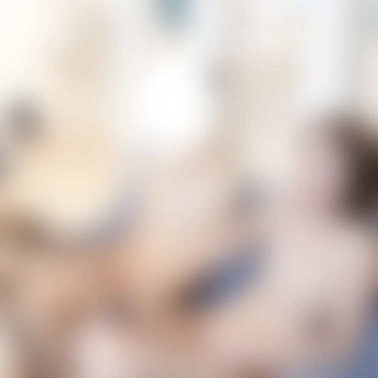 りりの全裸パーティー兼公開撮影。男も女も裸でまったり過ごすパーティーにて、リビングでくつろぎながらゲームしてる姿です。何
