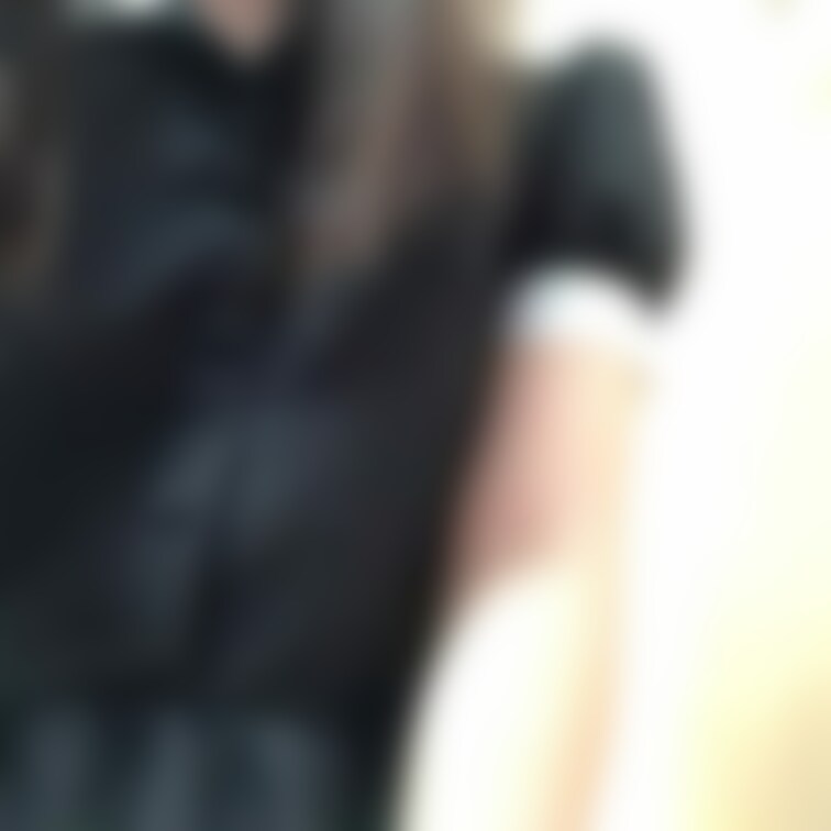 メイド服、パンチラ、赤いパンツ