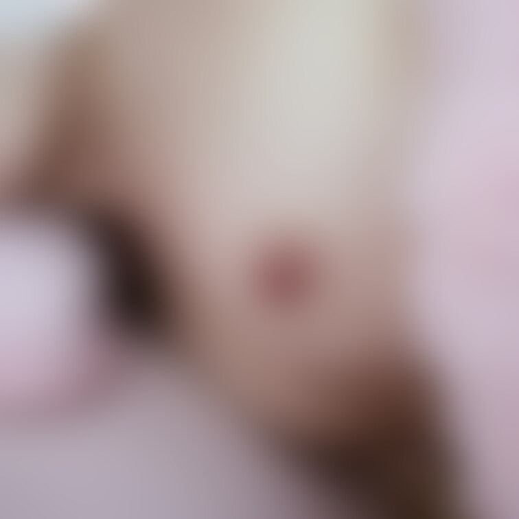 乳首敏感なんだけど、、、優しく舐めえてくれるかな