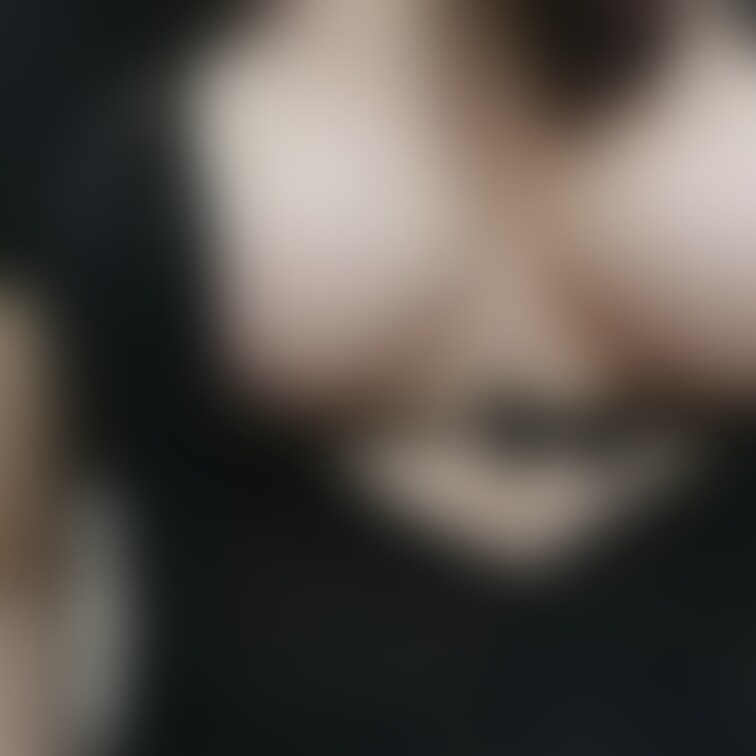 アダルトショップで
胸元をこんなに開けてる女性
見たことありますか？
通路ですれ違う際は肘当てして下さい
