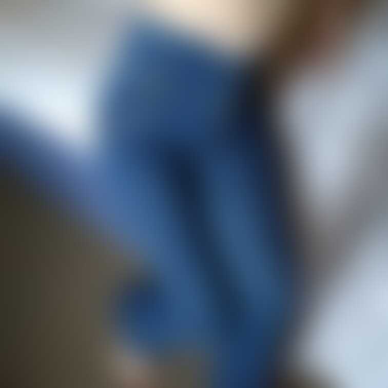 ロイヤルパーティーのデニムを履いて撮影したものです