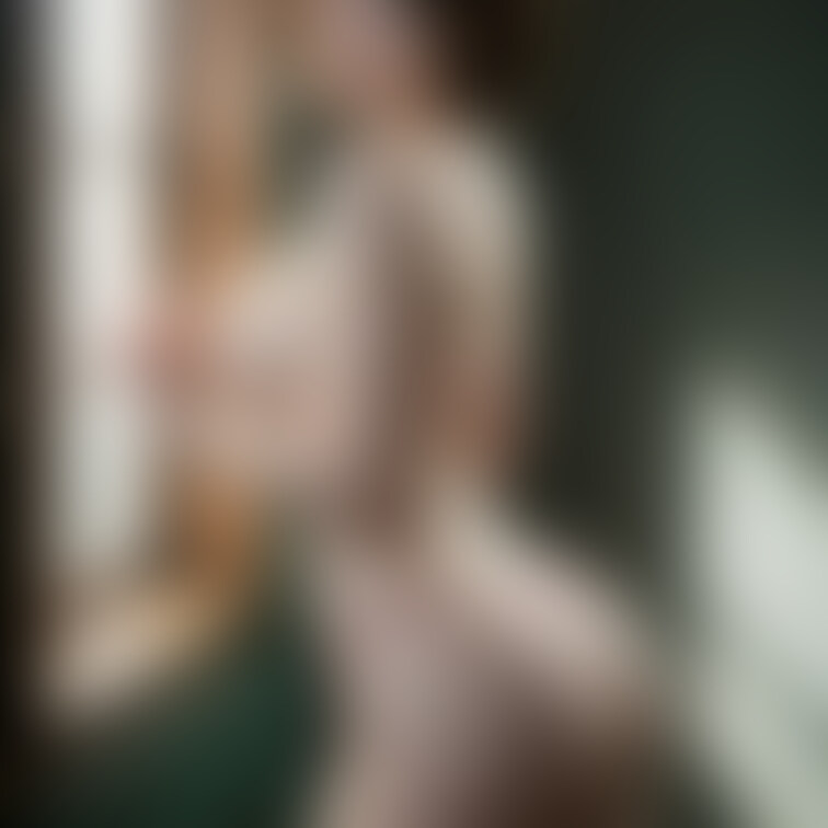 見つめる視線👀
柔らかな自然光の中で振り返る女性の姿が印象的✨。短い髪と美しい顔立ちが彼女の魅力を引き立てます。🌞