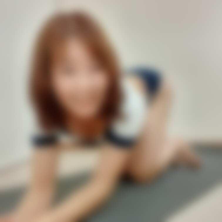 熟女の体操着は、かなり恥ずかしい。
穴あきブルマなので
ブルマを履いたままディルドを挿入。
カメラの近くで出し入れ