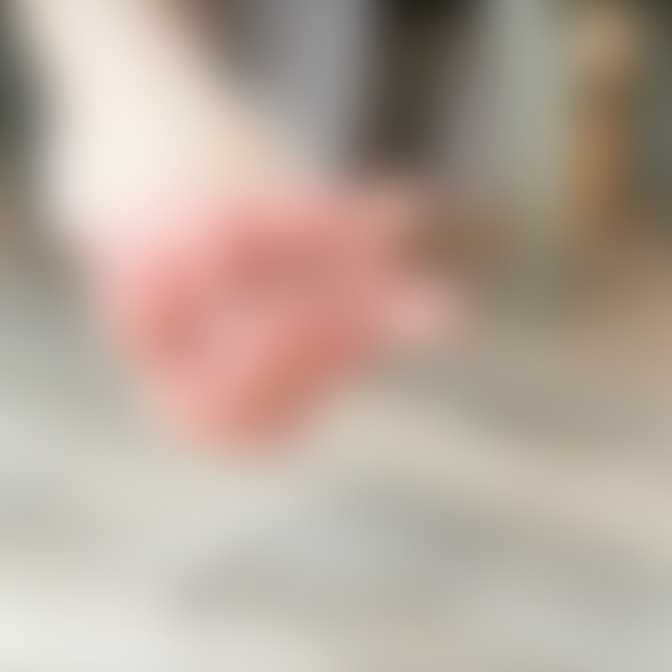 テーブルの下でひたすら足をモゾモゾ動かす動画を撮ったのでまずは写真からアップします😉

足の指と指を重ねてみたり、色