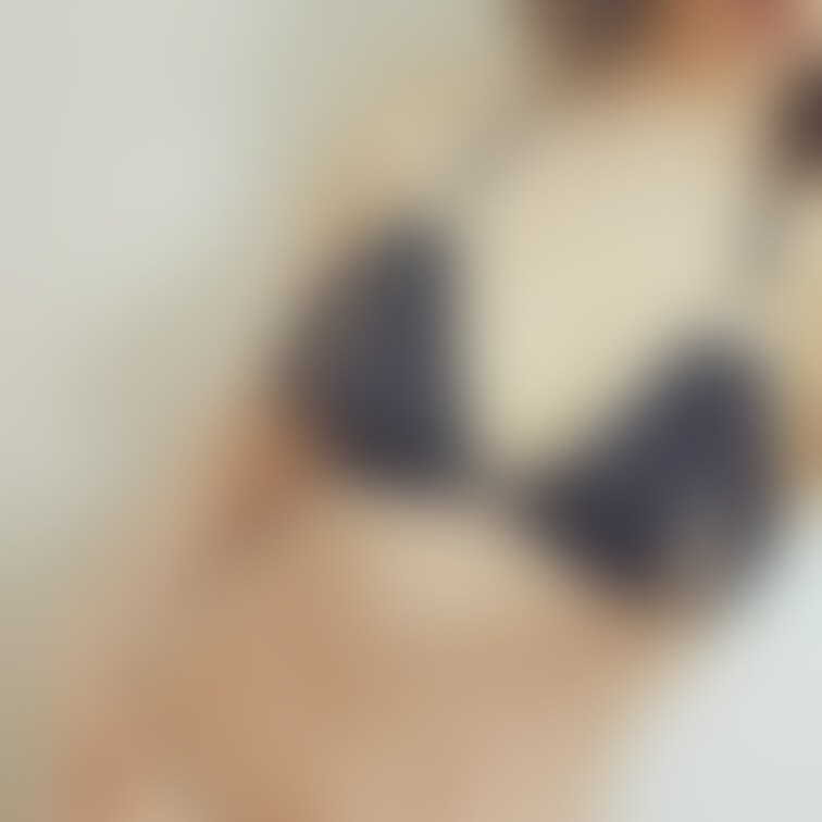 くぱぁとしちゃう水着♡ ちょっと動くと乳首が見えちゃうの💦