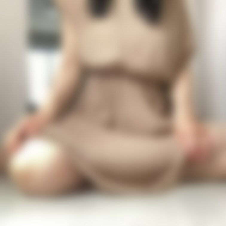 今日は座ったバージョンを投稿してみました
昨日の立ちバージョンとどちらが好きですか？💕