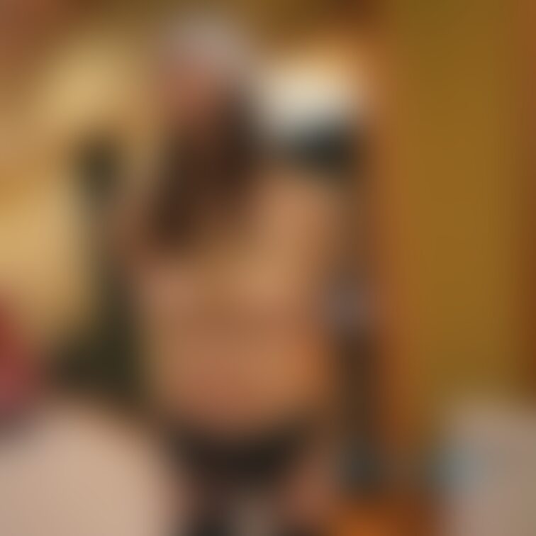2枚目の写真は先日の動画の後、床がこんなにびしょびしょになっちゃってました！！
床を舐めて綺麗にしてくれる人妻Mファン
