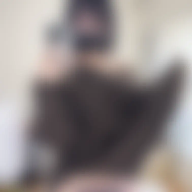 ちょっと寒かったから、ふわふわニットの中に隠れてたよ…♡
近くで見ると、えっちなラインわかっちゃうよね？
今日のわた