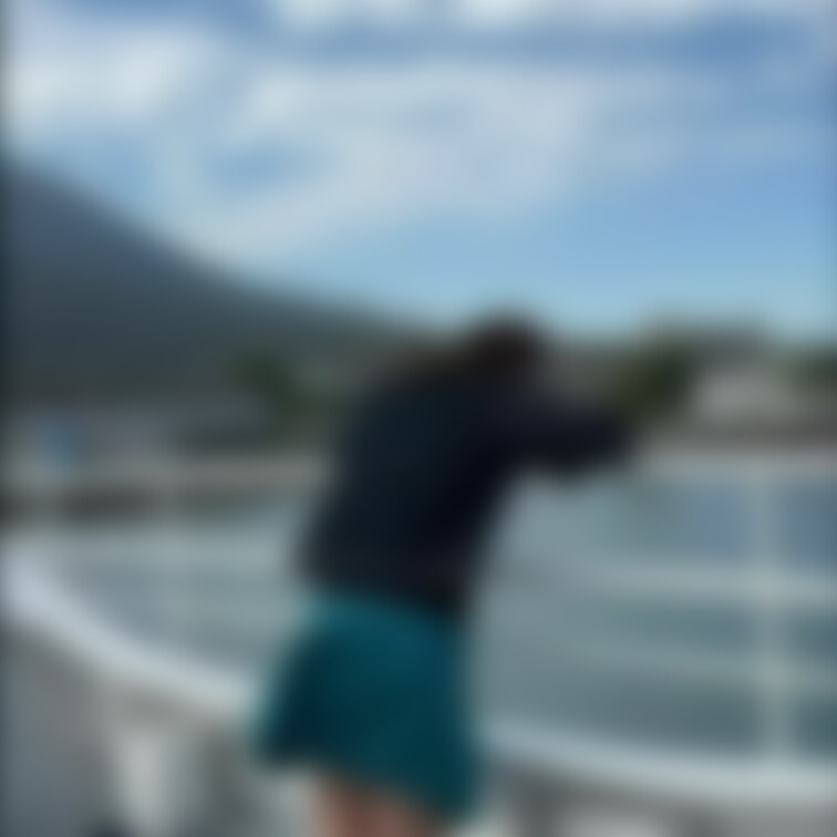 船が出航する時なぜか堤防にいる釣り客に手を振って挨拶をするノ乃ちゃん。
後ろにいた全員が不思議がっていると豪快にスカー