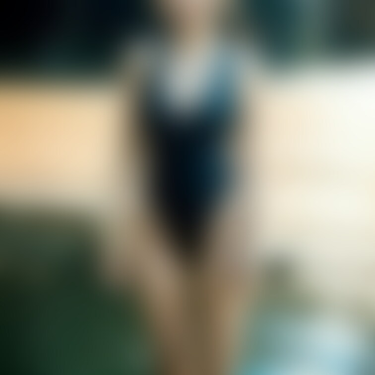 暑さ寒さも彼岸まで、と言いますが まだまだ残暑厳しいので 水着でお散歩してもらいました。 途中、水に入ってみたり。